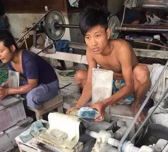 100万缅币在瓦城淘的翡翠原石，切开后满心欢喜，下一个就是你！