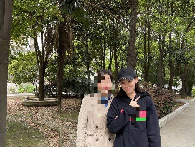 张小斐现身给贾玲母亲扫墓！张小斐的爆红实至名归，她没有忘本
