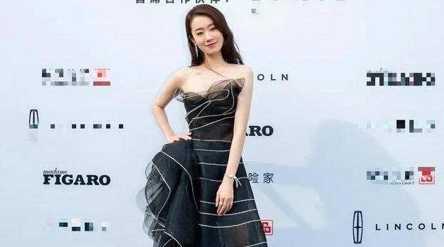 张小斐首次穿高定走红毯，“斐妈”是真的美