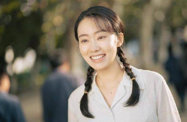 张小斐首次穿高定走红毯，“斐妈”是真的美