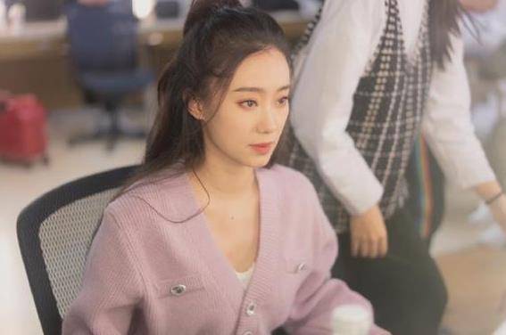 张小斐首次穿高定走红毯，“斐妈”是真的美