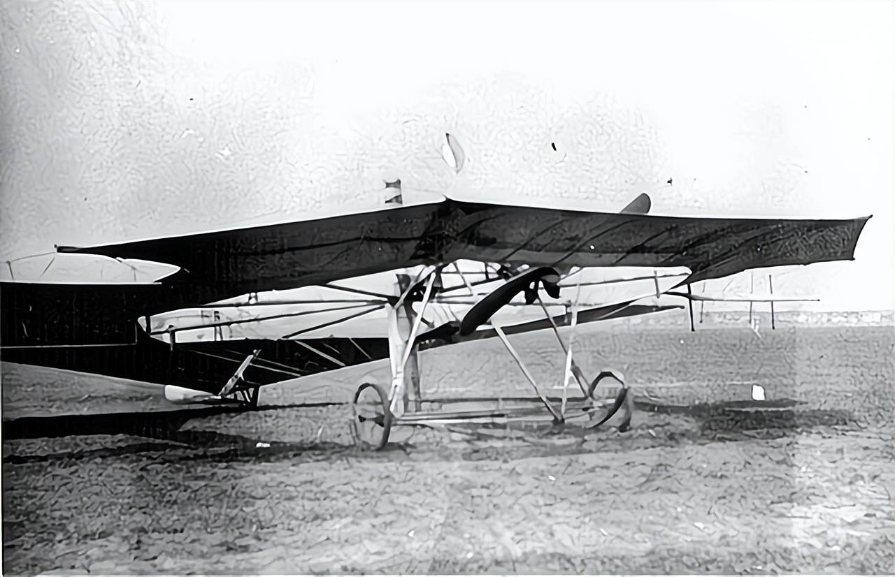 被莱特兄弟逼出来的脑洞：1911“伞形飞机”