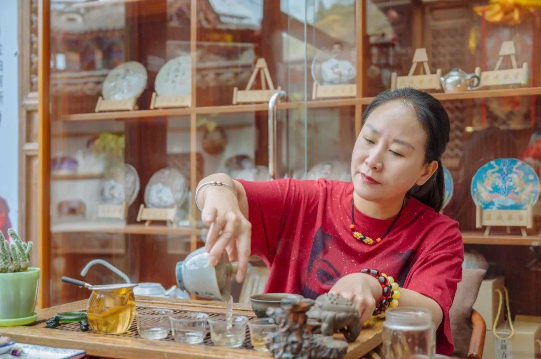 拉伯阿新背后的女人
