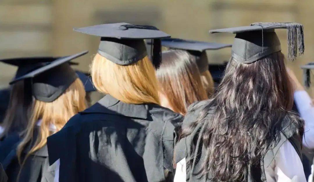 拿留学生开刀？中国赴英留学申请量十年首次下跌！英国教育大臣不干了…
