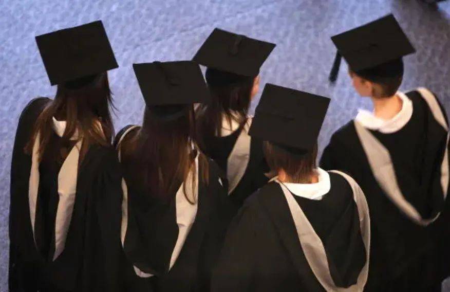 拿留学生开刀？中国赴英留学申请量十年首次下跌！英国教育大臣不干了…