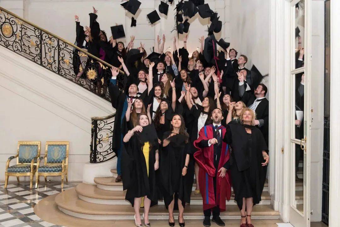 拿留学生开刀？中国赴英留学申请量十年首次下跌！英国教育大臣不干了…
