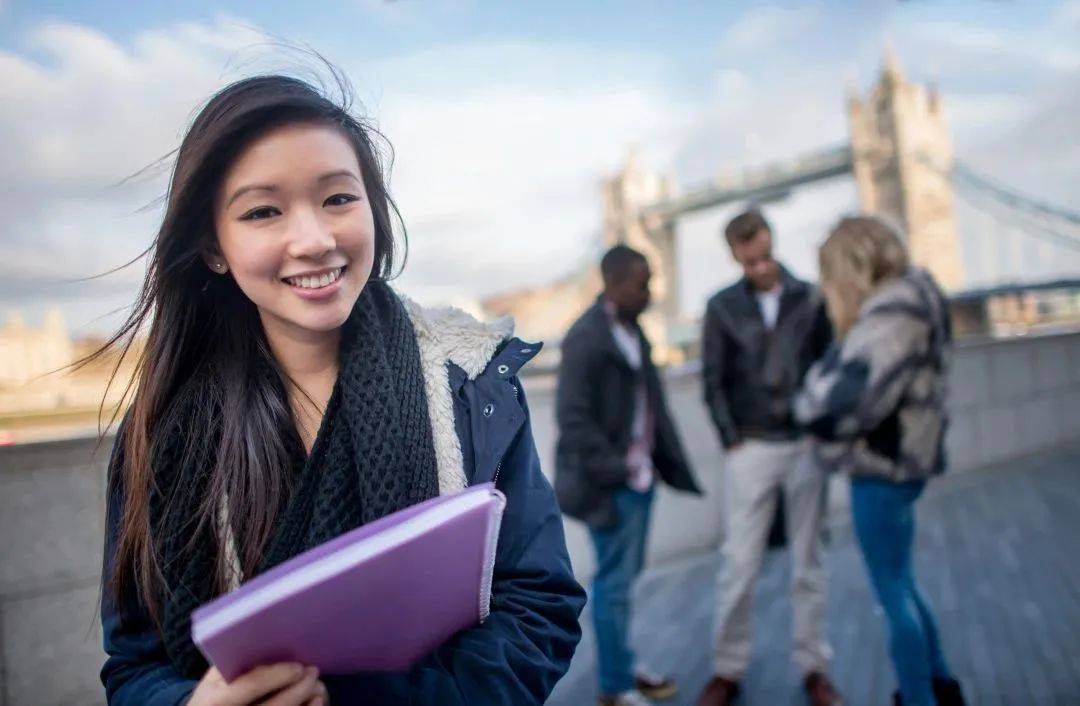 拿留学生开刀？中国赴英留学申请量十年首次下跌！英国教育大臣不干了…