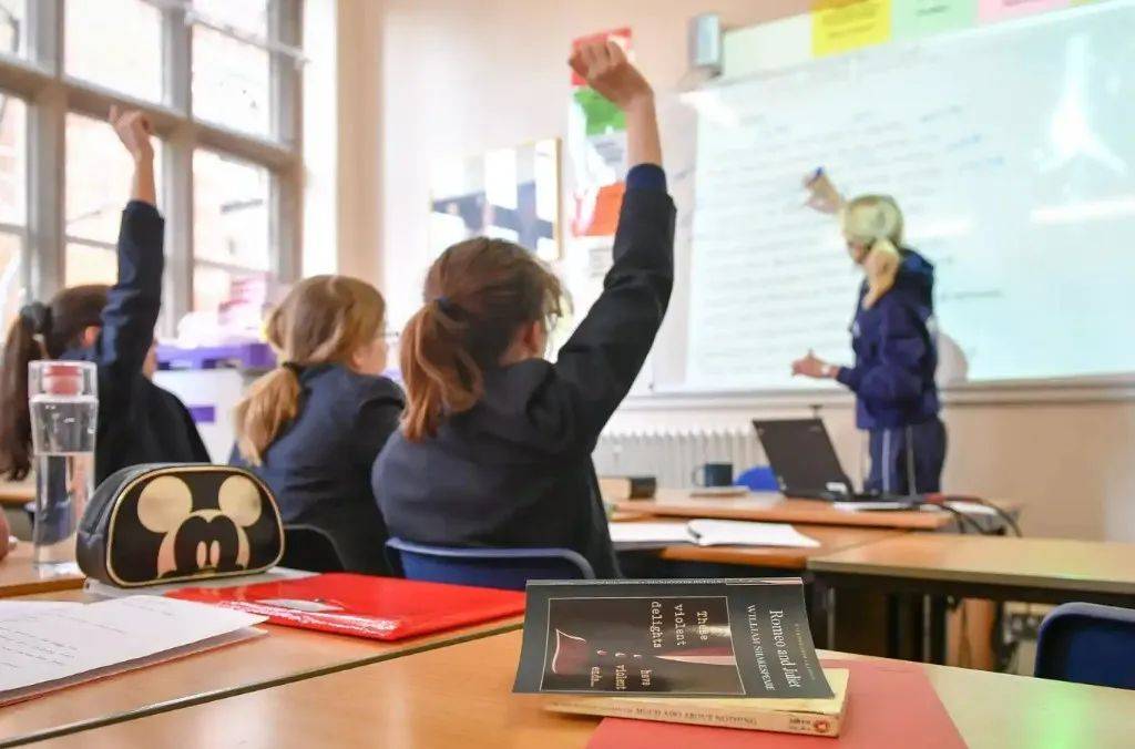 拿留学生开刀？中国赴英留学申请量十年首次下跌！英国教育大臣不干了…