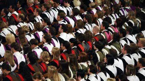 拿留学生开刀？中国赴英留学申请量十年首次下跌！英国教育大臣不干了…
