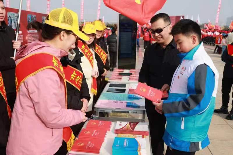 辽宁阜新工会开展学雷锋系列活动