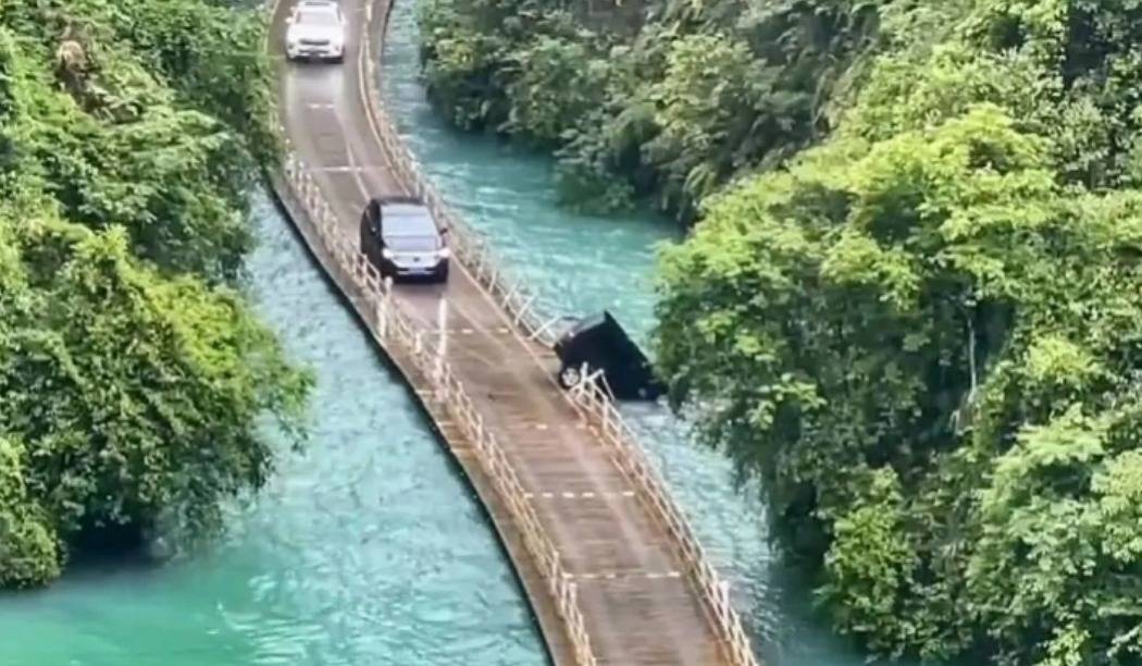 早财经丨车辆冲出网红浮桥致5死，官方通报；笑果上海脱口秀取消，新华社发声；格力员工称孟羽童系被开除；ofo创始人在美开咖啡店获千万美元融资