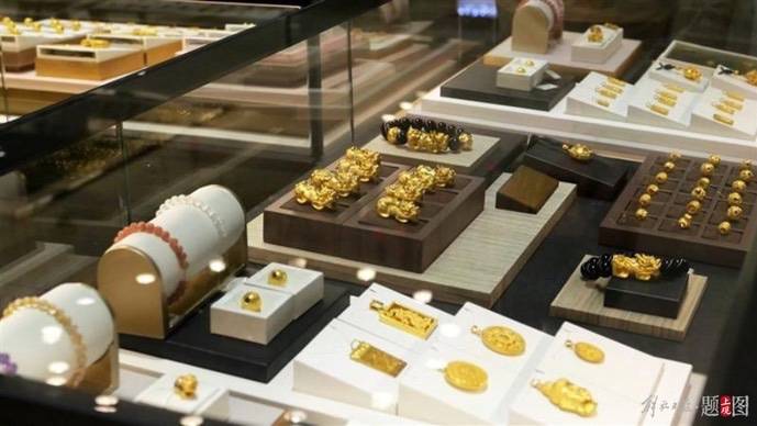 金饰价格突破630元大关，白银涨上热搜，贵金属为何一夜狂飙？