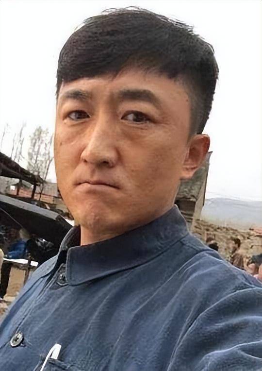 他是知名演员，40岁二胎得女，41岁突然离世将悲痛留给妻子与儿女