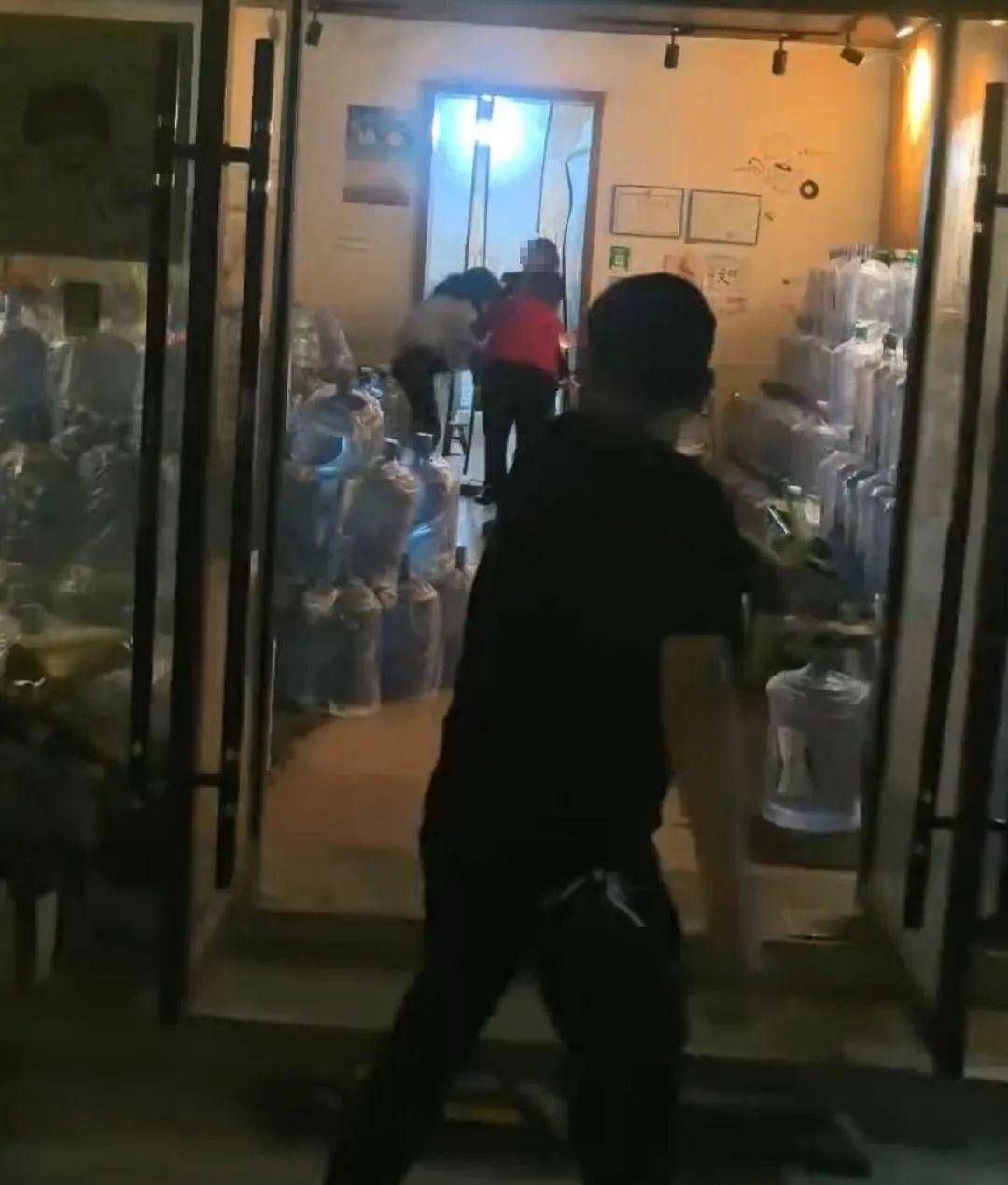 侄女与姑姑争祖父留下的门面，长沙租客“躺枪”：我被打了，店也被锁了！