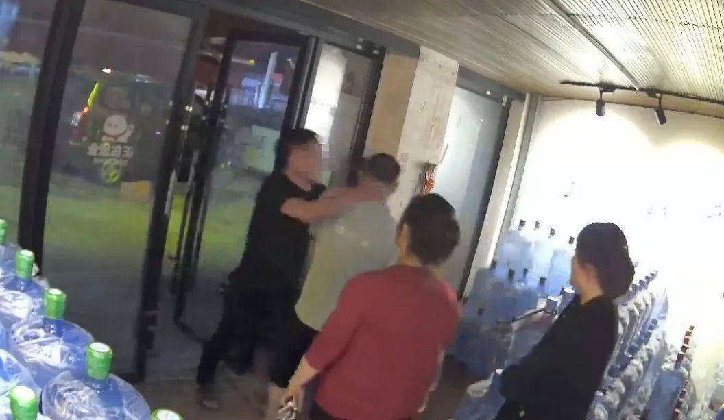 侄女与姑姑争祖父留下的门面，长沙租客“躺枪”：我被打了，店也被锁了！