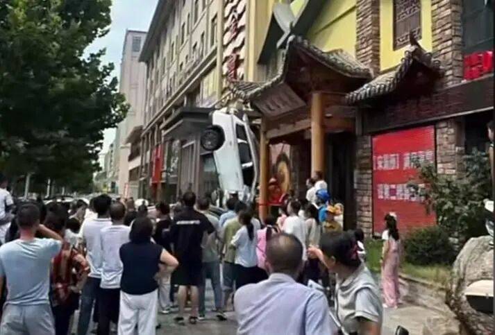 车辆失控驶入路边停车位致1死2伤，警方通报