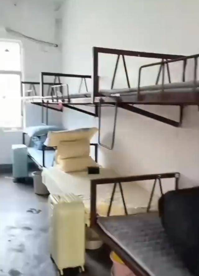湖南一学生宿舍床铺仅用三角铁和螺丝固定,学校回应