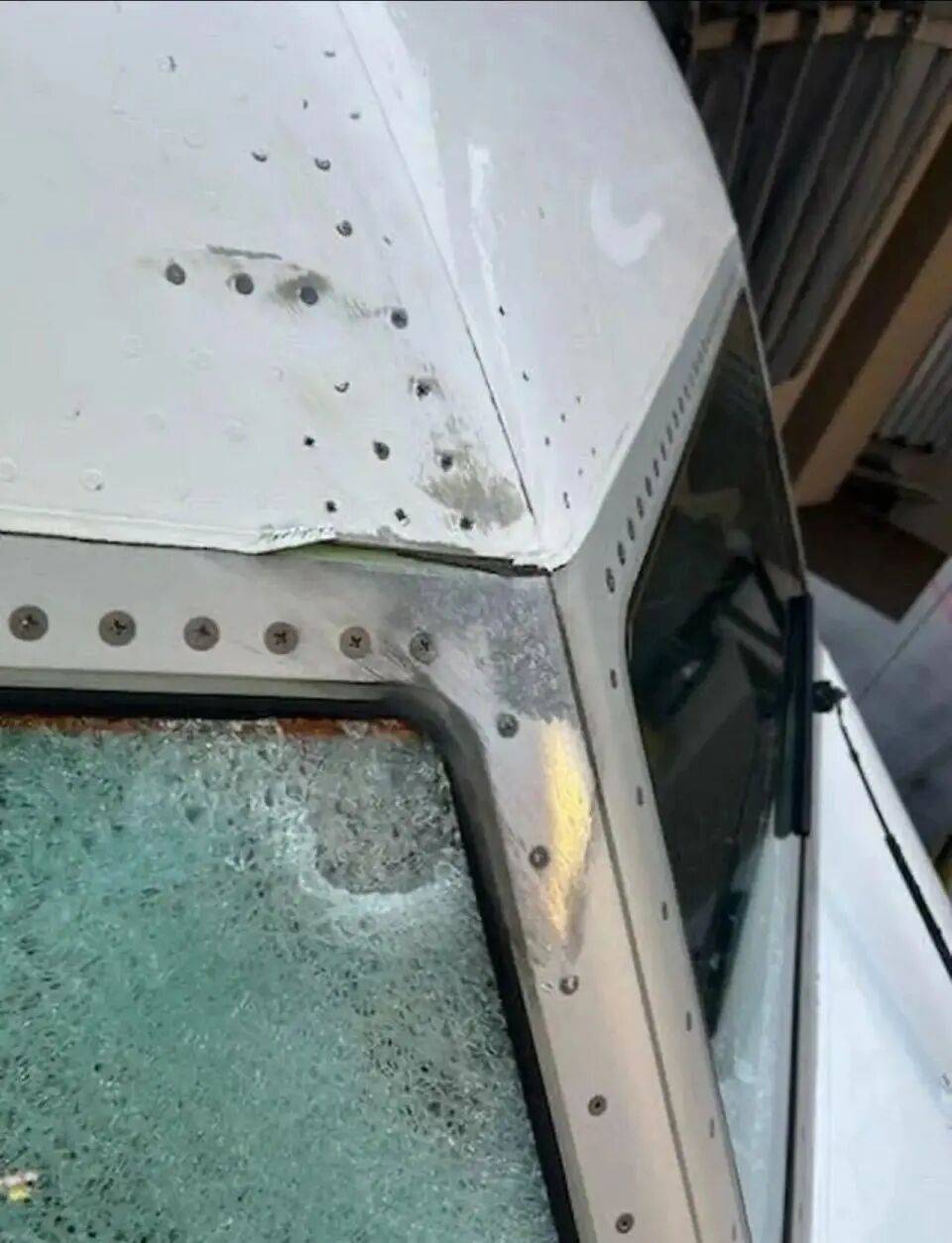 美客机驾驶舱风挡玻璃破裂，自万米高空紧急备降！机上共140人，资深机长：或被陨石或卫星残骸撞击