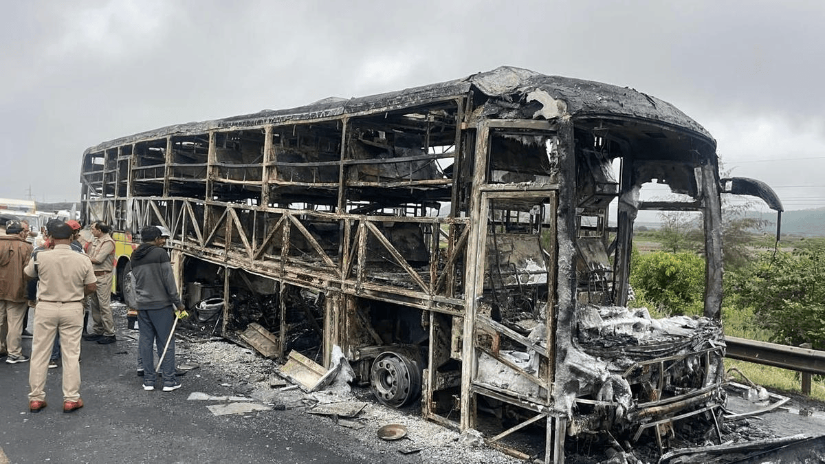 印度一客运巴士与摩托车相撞起火,19人身亡