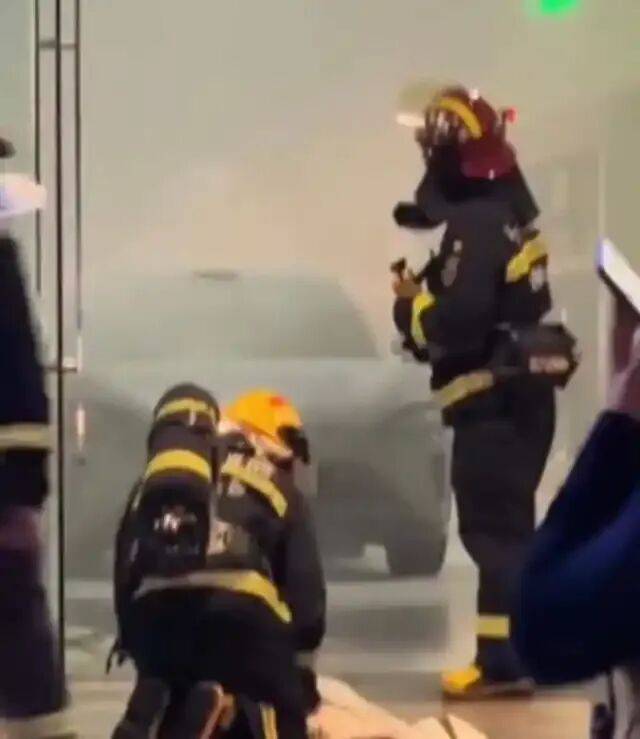 长沙“步步高梅溪新天地”商场一楼汽车展厅内发生火情？小米紧急辟谣；商场：是空调管道高温起火