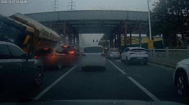 烟台被压死女老师家属欲追究涉事渣土车企业刑责，律师：具有可行性，涉重大责任事故罪