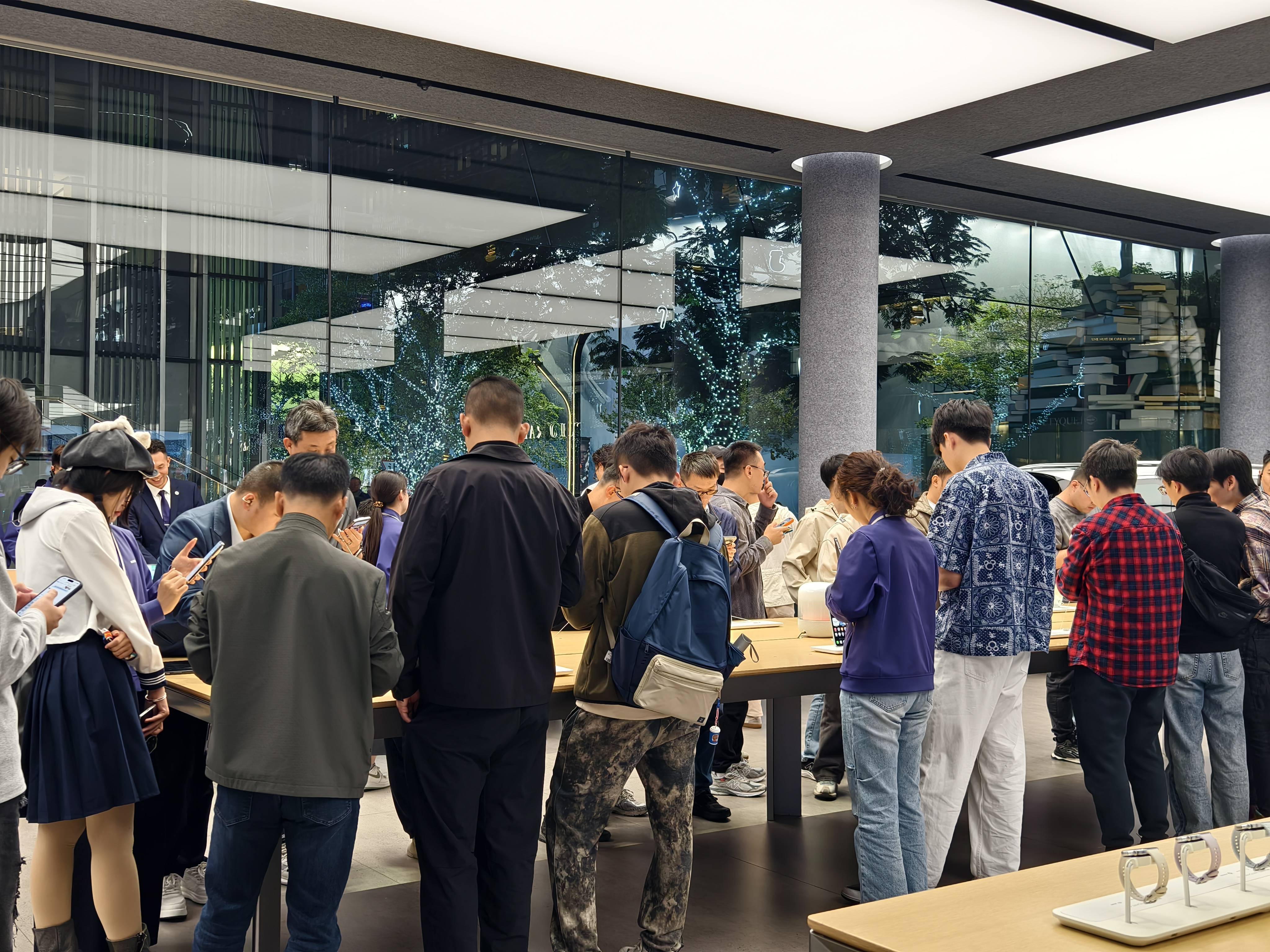 独家｜华为Mate80首批备货30万台左右，渠道商称“定价很有魄力”