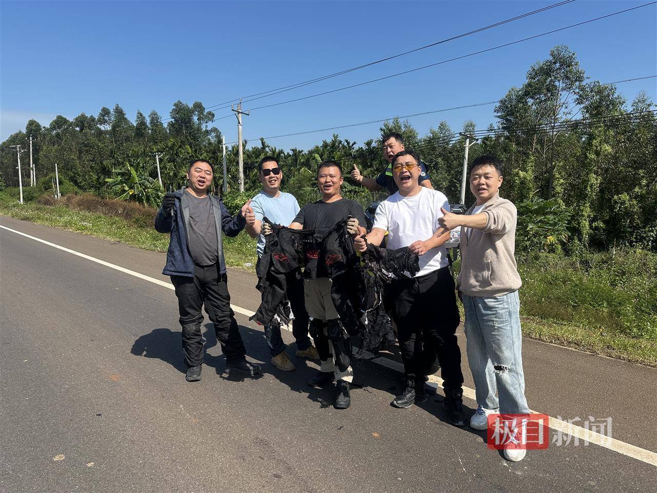 海南一女子被野蜂围攻躲进电动车挡风被，5名摩友挥舞衣服施救