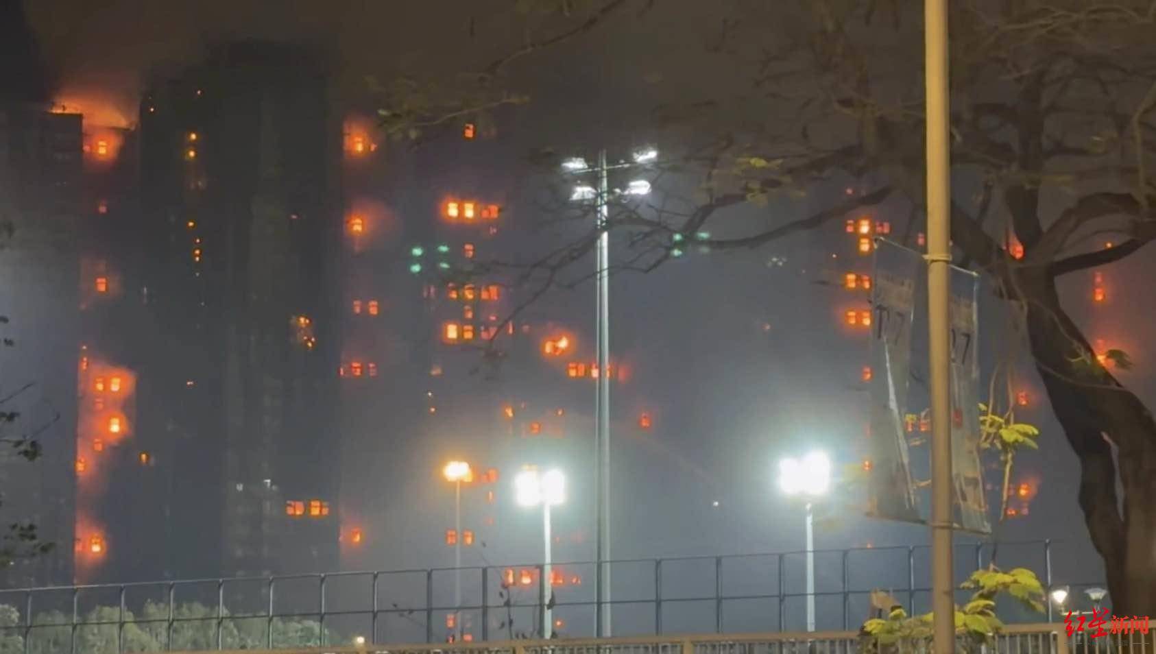 红星新闻实探香港宏福苑大火现场：警员称第一次遇到这么大火，餐厅老板自发为救援人员送餐