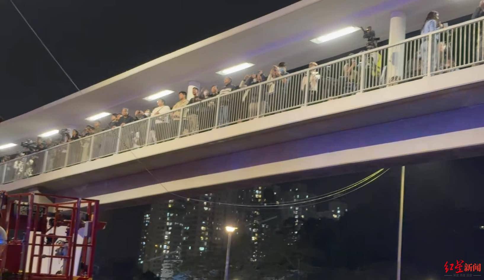 红星新闻实探香港宏福苑大火现场：警员称第一次遇到这么大火，餐厅老板自发为救援人员送餐