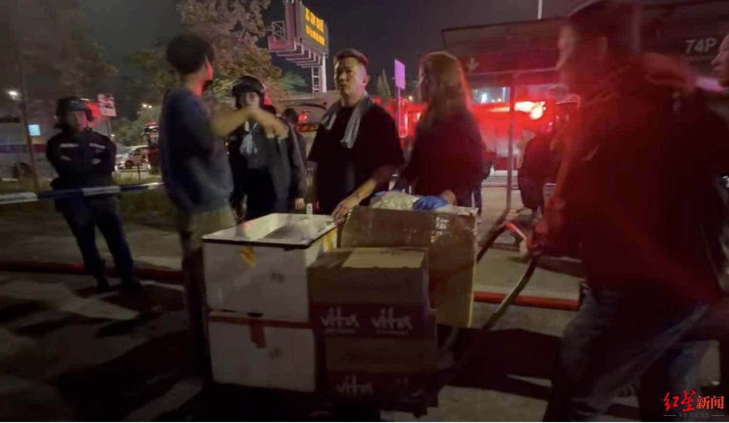 红星新闻实探香港宏福苑大火现场：警员称第一次遇到这么大火，餐厅老板自发为救援人员送餐