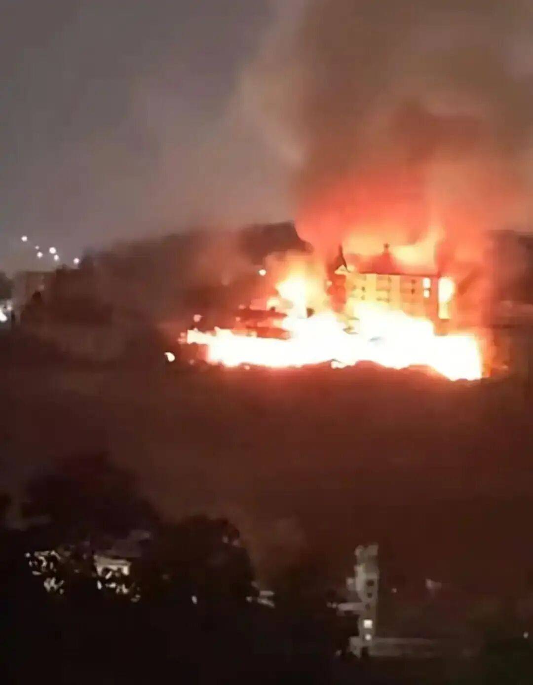 福州闽清县一酒店建筑夜间起火，楼裙燃烧；当地消防：是废弃建筑，未造成伤亡，起火原因还在调查中