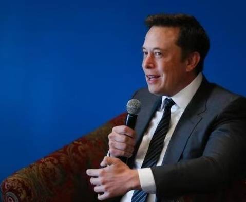 马斯克官宣小15岁高管女友，毕业于耶鲁大学是AI专家，马斯克母亲力赞：她又智慧又独立