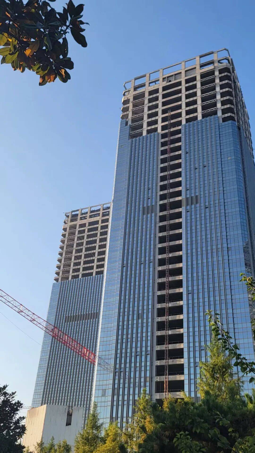 西安地标“双子塔”荒芜十年，7.48亿起拍