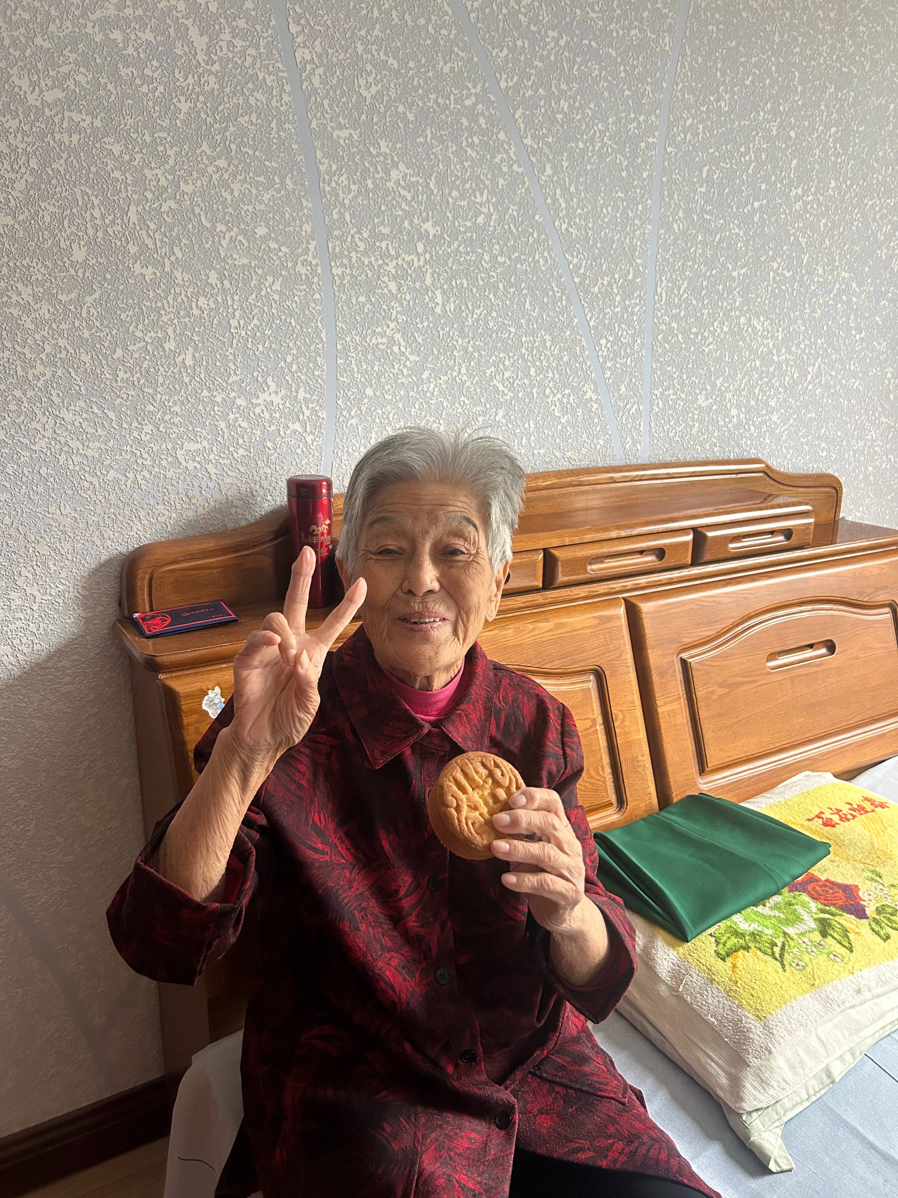 女子晒照对比奶奶自爷爷去世9个月后变化：再也不是时髦的老太太了，评论区泪目