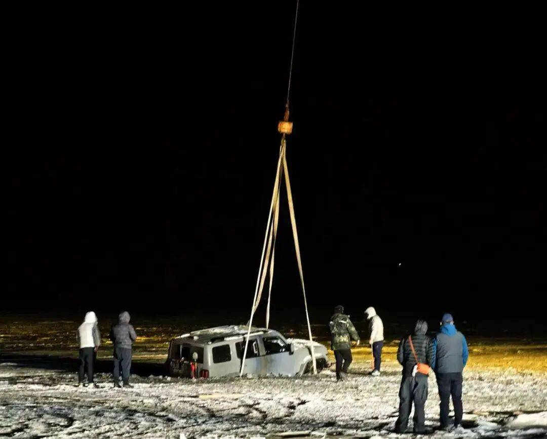河北一越野车在水库冰面练漂移，冰层突然破裂，车轮落水被冻6小时，找来吊车深夜将车吊出