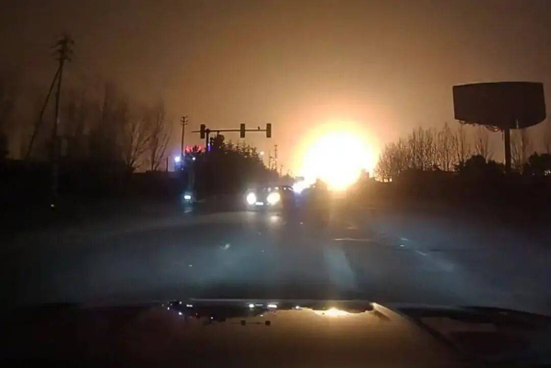 河南偃师一工厂疑发生爆炸，当地回应：再生资源公司发生火情，现场明火已扑灭，无伤亡