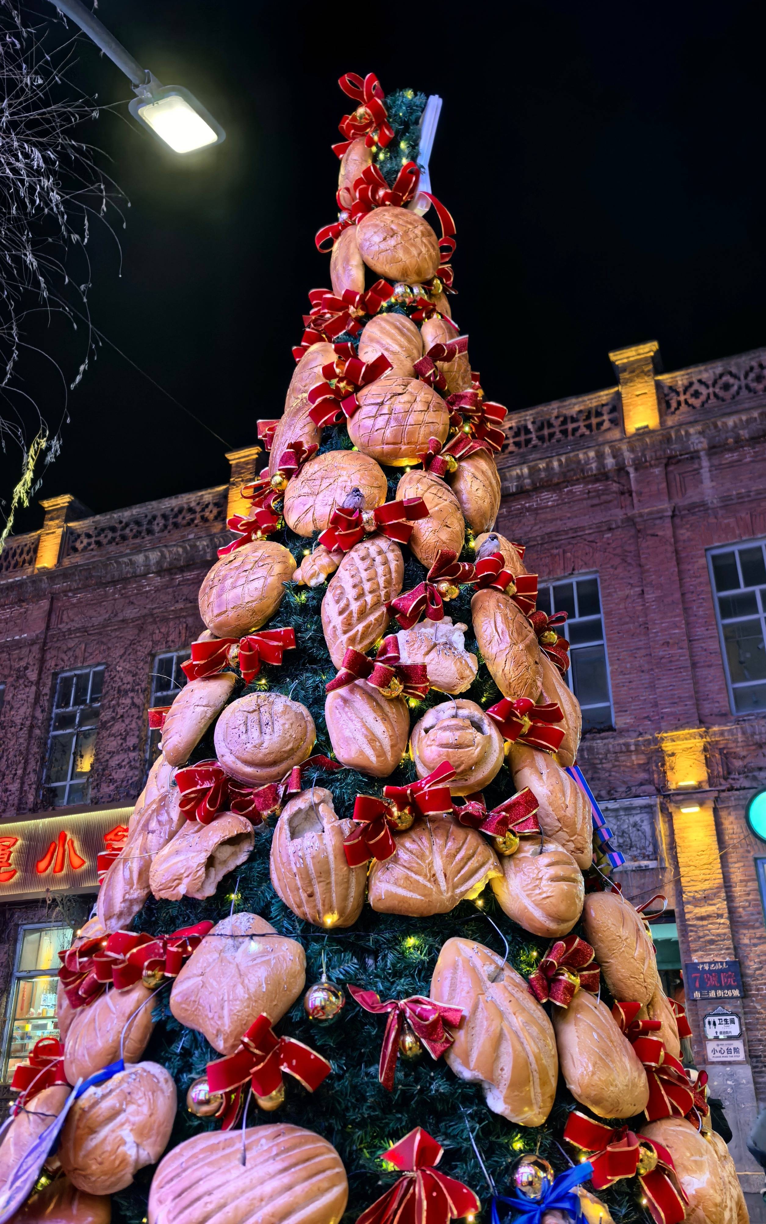 哈尔滨一大列巴面包树成麻雀过冬粮仓，设计师：一百多个面包做成，已有两年