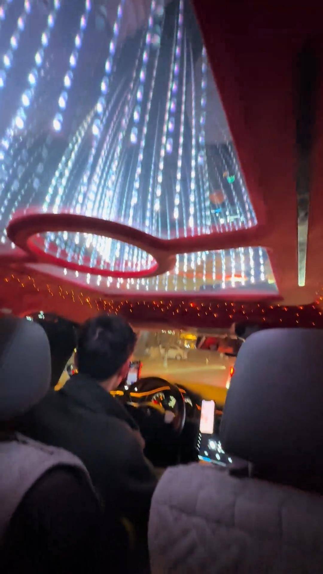 长春一女子打车遇“最炫出租车”，车顶被改装为绚丽星空顶，网友：打车竟然打到了移动KTV