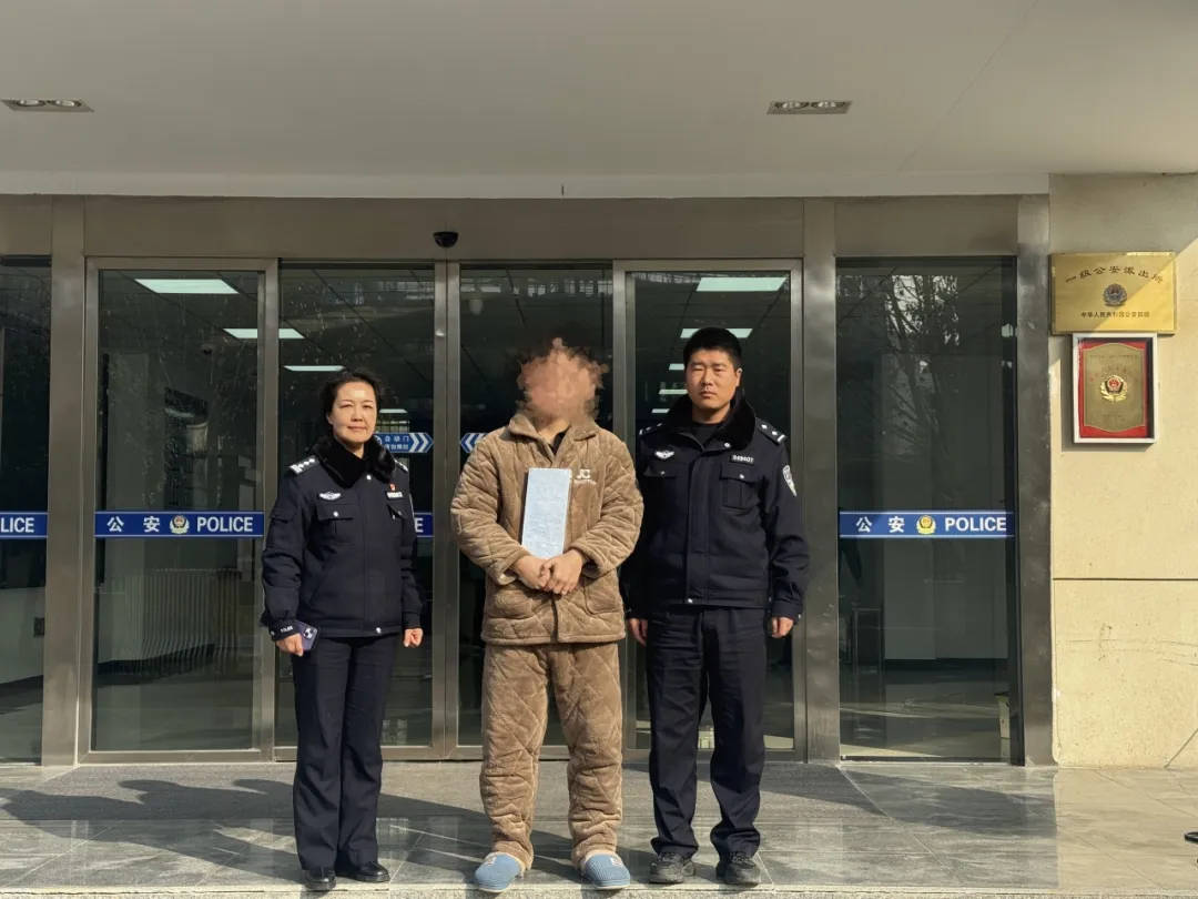 男子网购椅子多出一块15公斤价值40余万元的银板，民警细致排查后查明原因