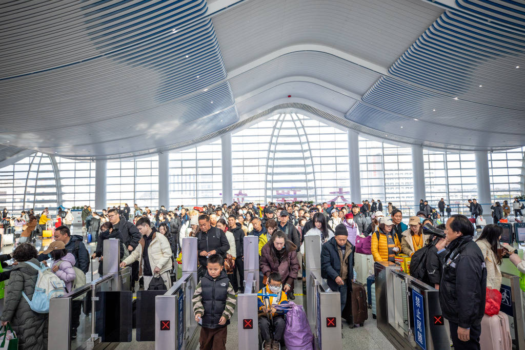 云南铁路春节假期发送旅客超350万人次，大年初七最高达53.9万人次