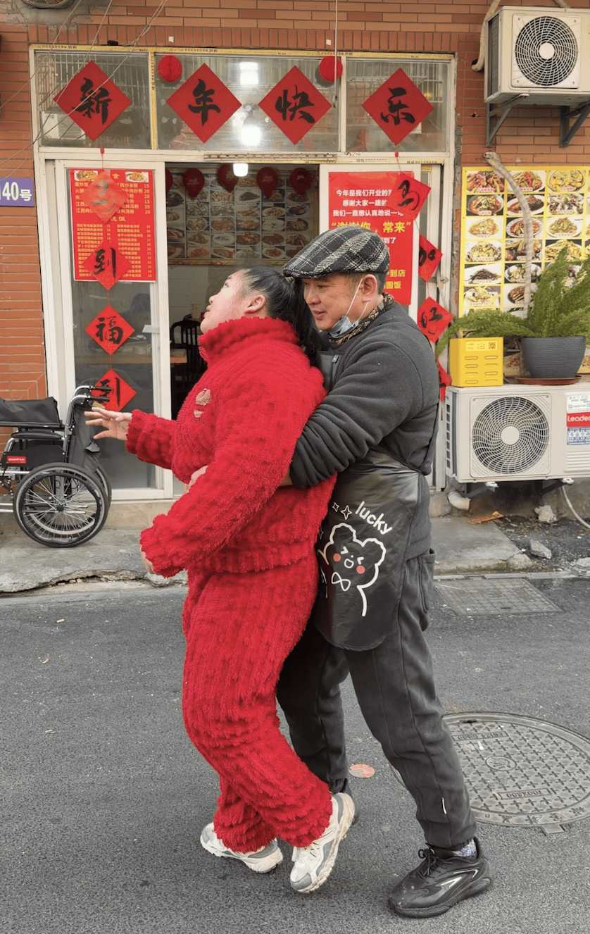 百万债务还清了！夫妻俩在杭州开饭店，8年来第一次回老家过年，临行宴请老顾客