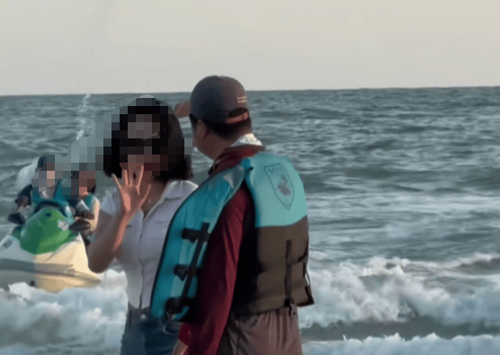 90万粉丝女博主称在广西北海银滩拒乘快艇，遭两男子堵在涨潮海边：见我举手机拍摄，他们恼羞成怒勒令我删掉！景区: 已关注，正在处理